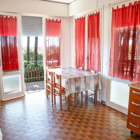 Lägenhet Spacious First-floor Flat Near The