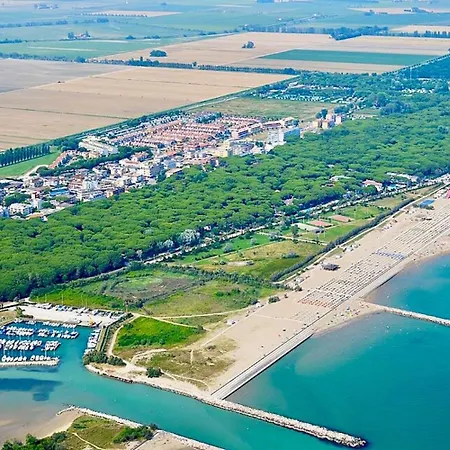 Spacious First-floor Flat Near The Apartmán Eraclea Mare