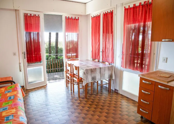 Lägenhet Spacious First-floor Flat Near The