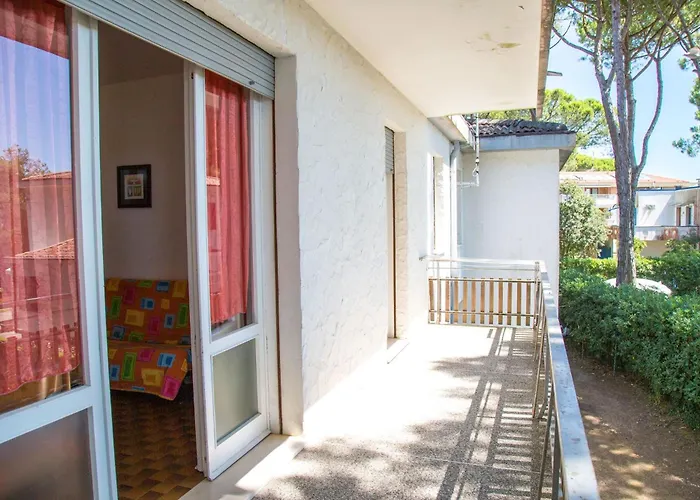 Lägenhet Spacious First-floor Flat Near The *