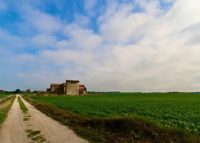 Spacious First-floor Flat Near The * Eraclea Mare