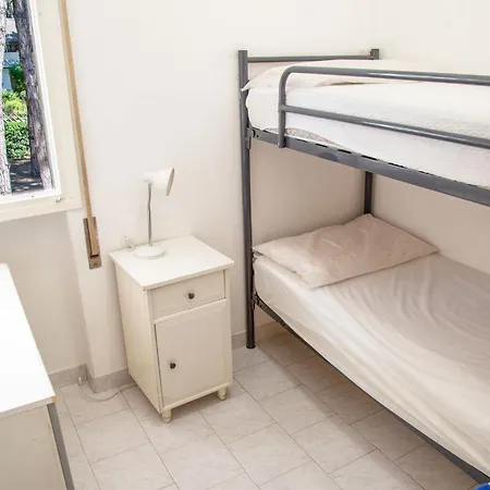 Spacious First-floor Flat Near The アパート