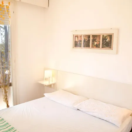Spacious First-floor Flat Near The アパート