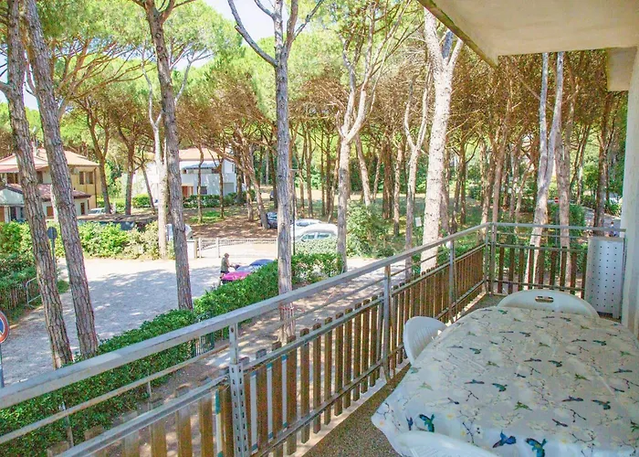 Apartman Spacious First-floor Flat Near The *