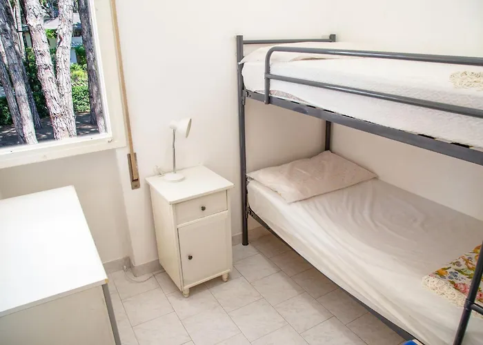 Spacious First-floor Flat Near The 아파트