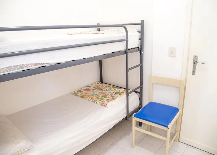 Spacious First-floor Flat Near The 아파트 *