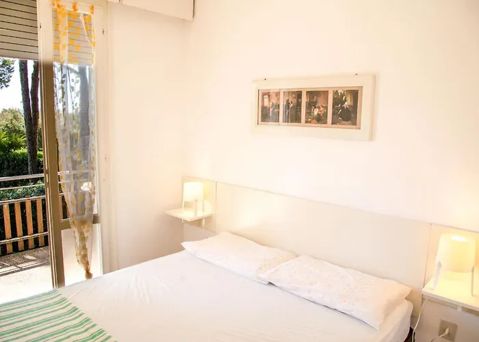 Spacious First-floor Flat Near The 아파트